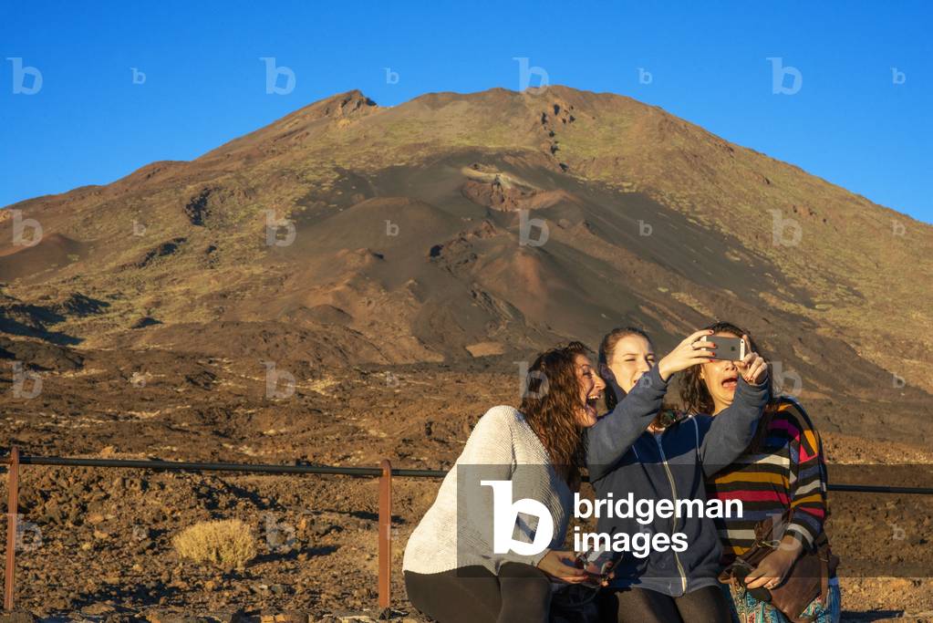Tourists at Teide peak and Mountain landscape at Las Canadas, Parque Nacional del Teide, Tenerife, Canary Islands, Spain (photo)