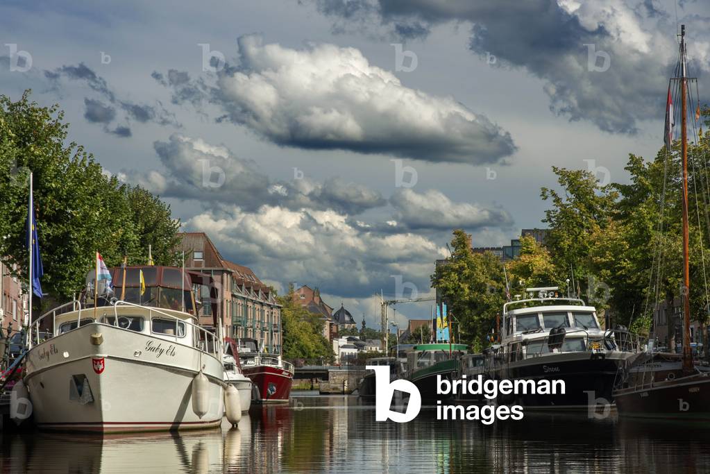 Boat trip in the Dijle River, Mechelen, Belgium. Romantic houses facade (photo)