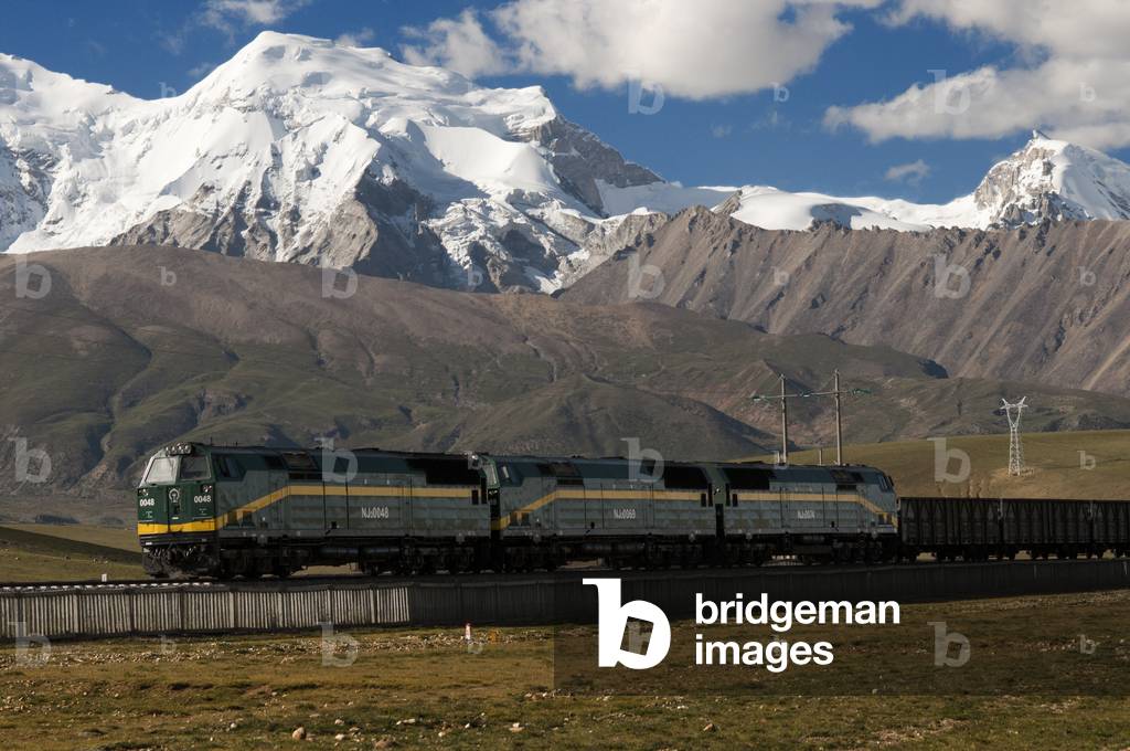 The Lhasa train and the Nyenchen Tanglha mountain, near Lhasa, Tibet, China (photo)