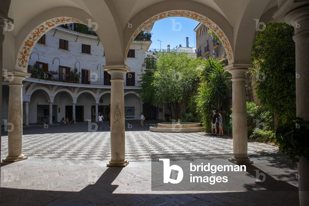 Pasaje de los Seises in the Arenal neighborhood in Sevilla old town city center, Andalucia, Spain (photo)