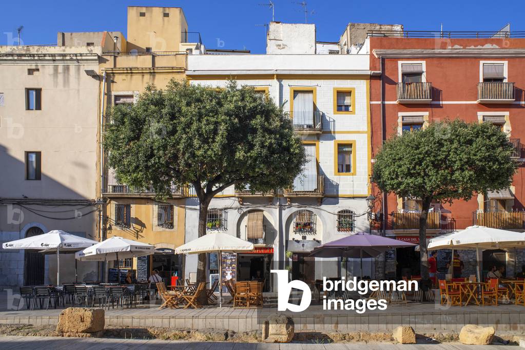 Facades of houses buildings and restaurants in the old city center, TARRAGONA, 2021 (photo)