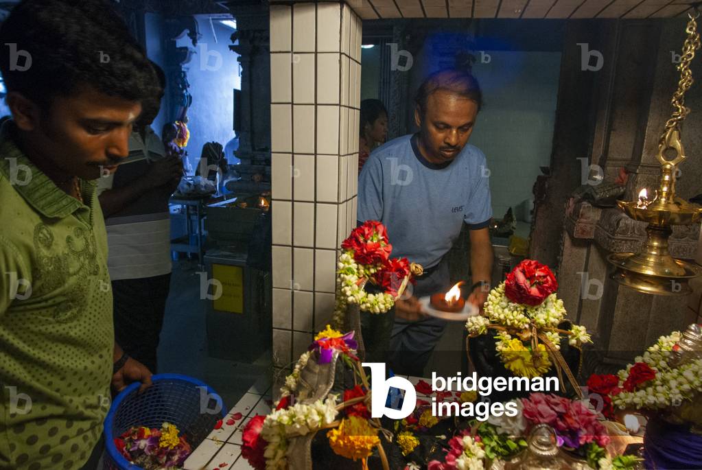 Religious ritual in a Hindu temple, Veerama Kaliamman Temple, Serangoon Road, in the Indian district, Little India, city centre, Singapore (photo)