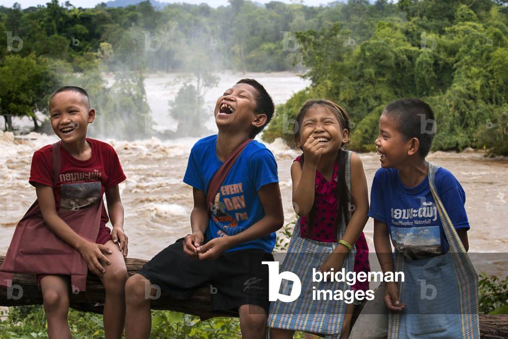 Children laughing next to the Khone phapheng waterfalls,  Province of Champassak,  4000 islands, Laos (photo)