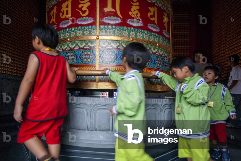 Ceremony in Ancenstral Hall Buddha Tooth Relic Temple museum in Chinatown, Singapore (photo)