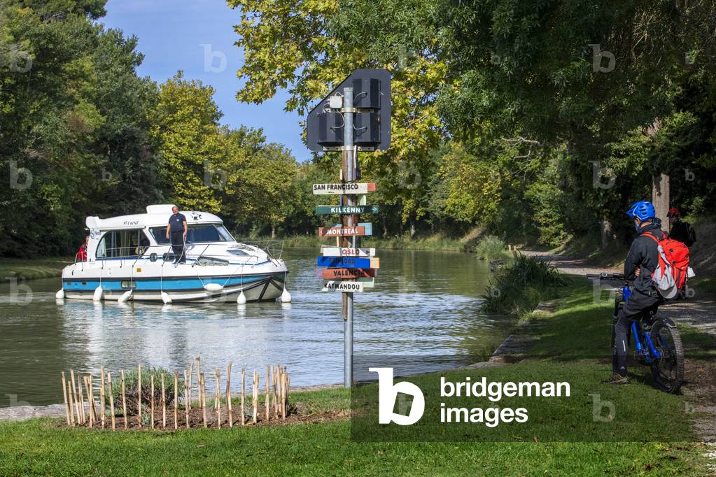 The Canal du Midi, near Carcassonne, French department of Aude, Occitanie Region, Languedoc-Rousillon France, Boats moored on the tree lined canal,  The Herminis lock or Herminis ecluse, 2020 (photo)