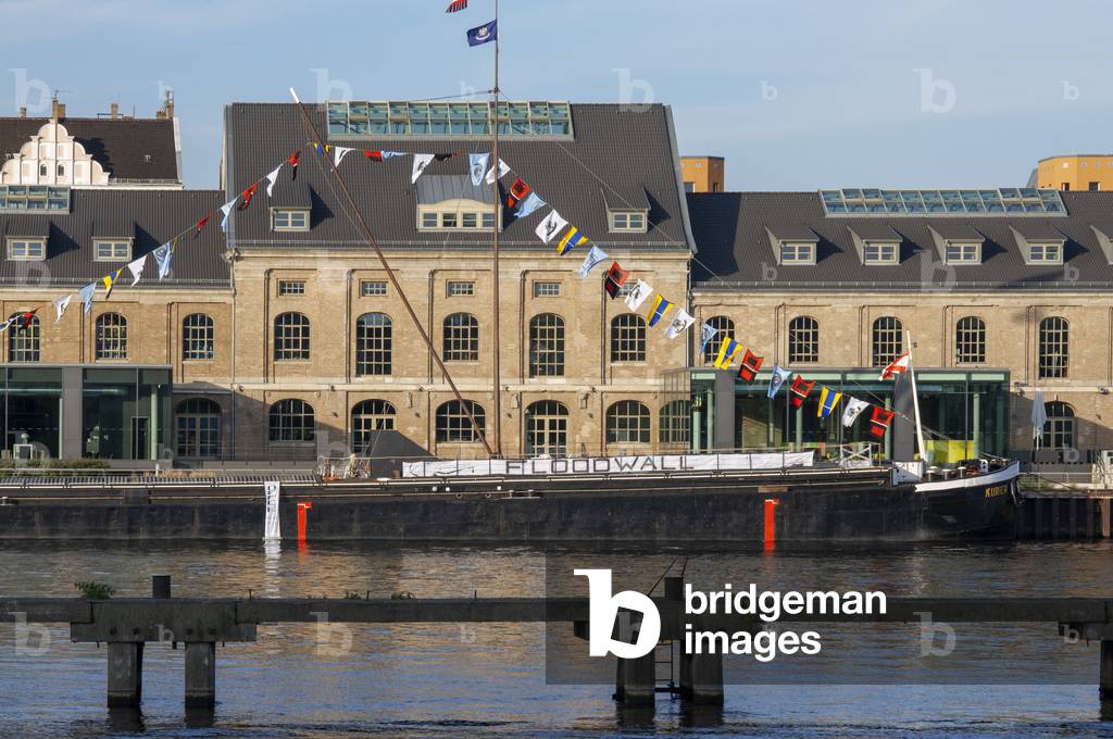Floodwall boat dock near Panoramic view of Berlin skyline with famous Molecule Man sculpture and Spree river in beautiful post Berlin, Germany (photo)