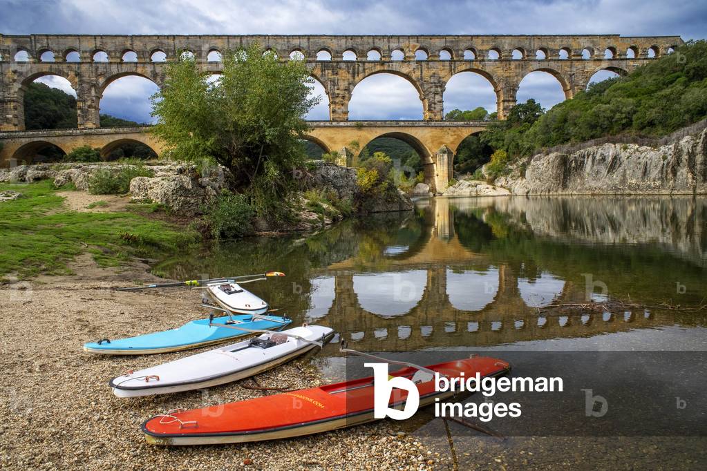 Kayaks in Pont du Gard, Languedoc Roussillon region, France, Unesco World Heritage Site,  Roman Aqueduct crosses the River Gardon near Vers-Pon-du-Gard Languedoc-Roussillon with 2000 year old, 2020 (photo)