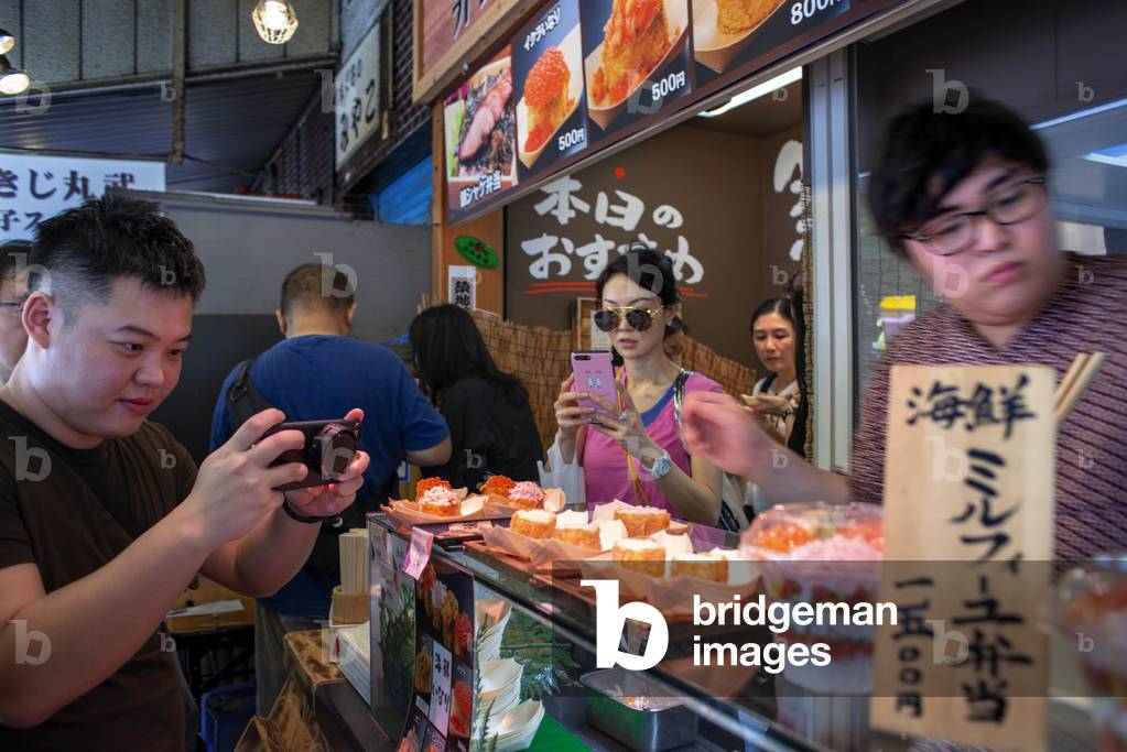 Little tapas, hibachi, and sushi restaurant near the huge Tsukiji Fish Market in Tokyo, Japan, March 2020 (photo)
