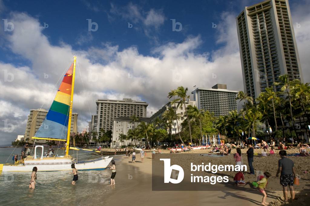Hotels and boat tours at Waikiki Beach, O'ahu, Hawaii (photo)
