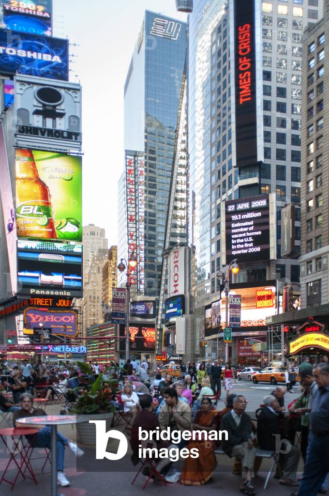 People and traffic at Times Square in New York City, USA (photo)