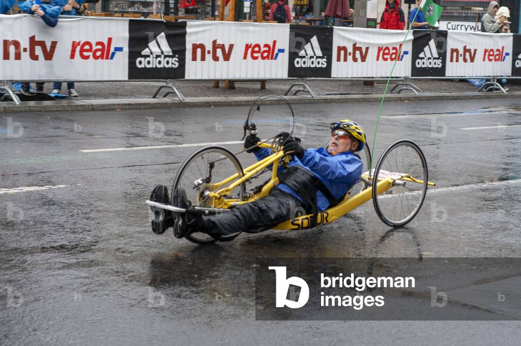 Disabled handbike competitor participant of the Berlin Marathon at kilometer 40, Berlin, Germany, Europe (photo)
