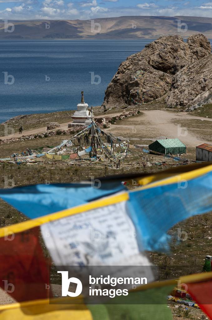 Prayer flags at the entrance of the sacred lake of Nam Tso, Tibet (photo)