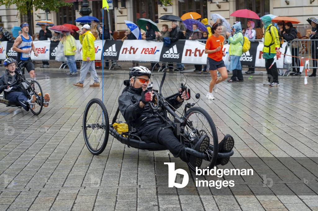 Disabled handbike competitor participant of the Berlin Marathon at kilometer 40, Berlin, Germany, Europe (photo)