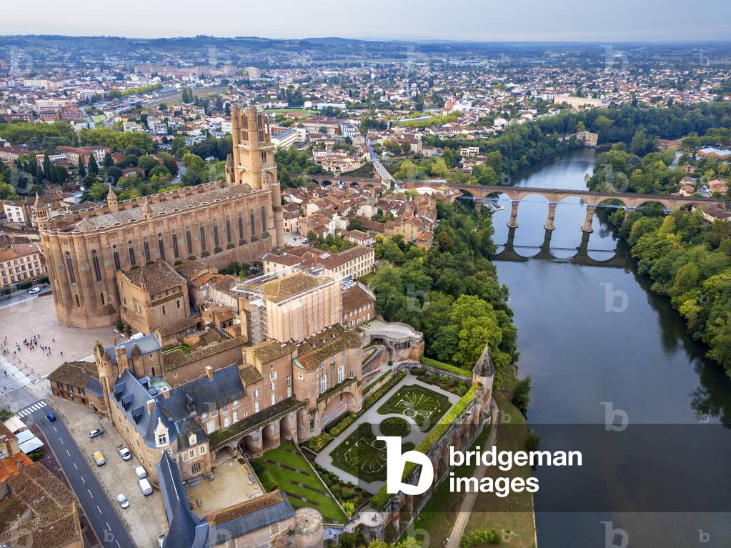 The Tarn River crossing Albi town, Pont Vieux bridge and the Church of Notre Dame du Breuil in Tarn village, Occitanie Midi Pyrenees France, 2020 (photo)
