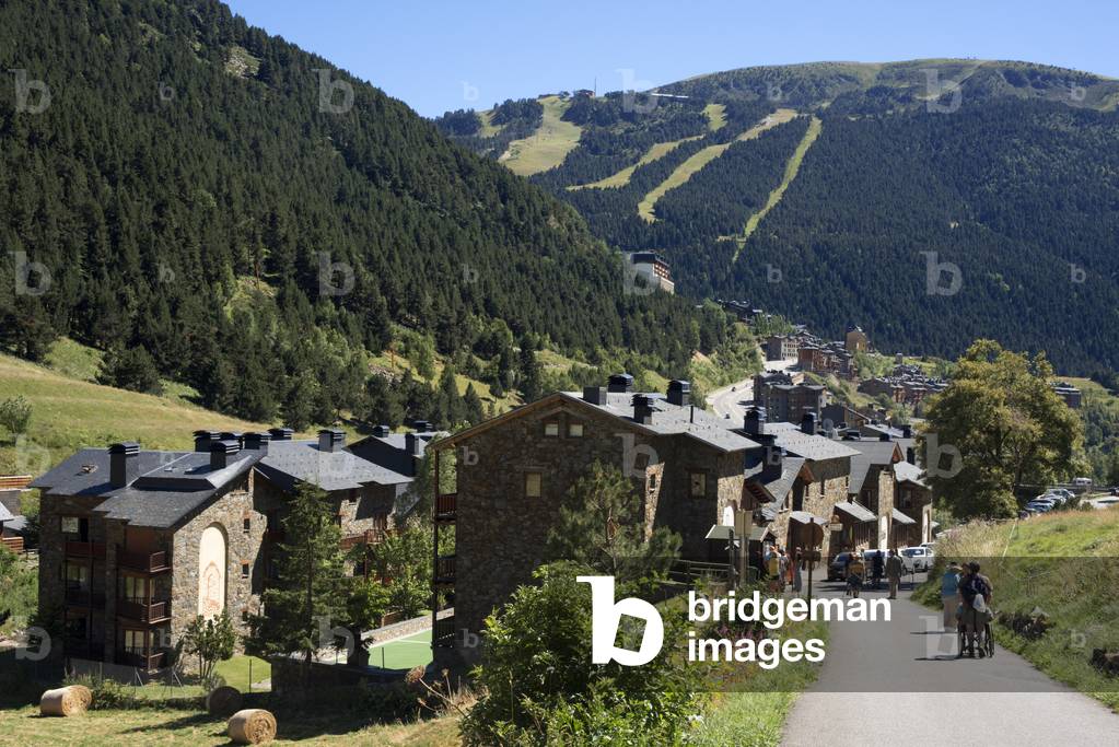 Trekking in the Vall d'Incles between Soldeu and El Tarter, Soldeu, Valira d'Orient, Pyrenees mountain, Andorra (photo)