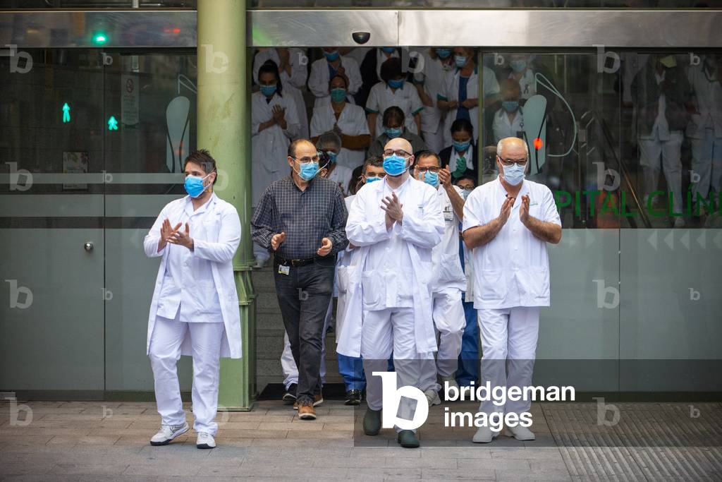 A group of doctors and health personnel from the Hospital clinic applauding those that show gratitude towards them during the coronavirus crisis, Barcelona, Spain, 9th April 2020 (photo)