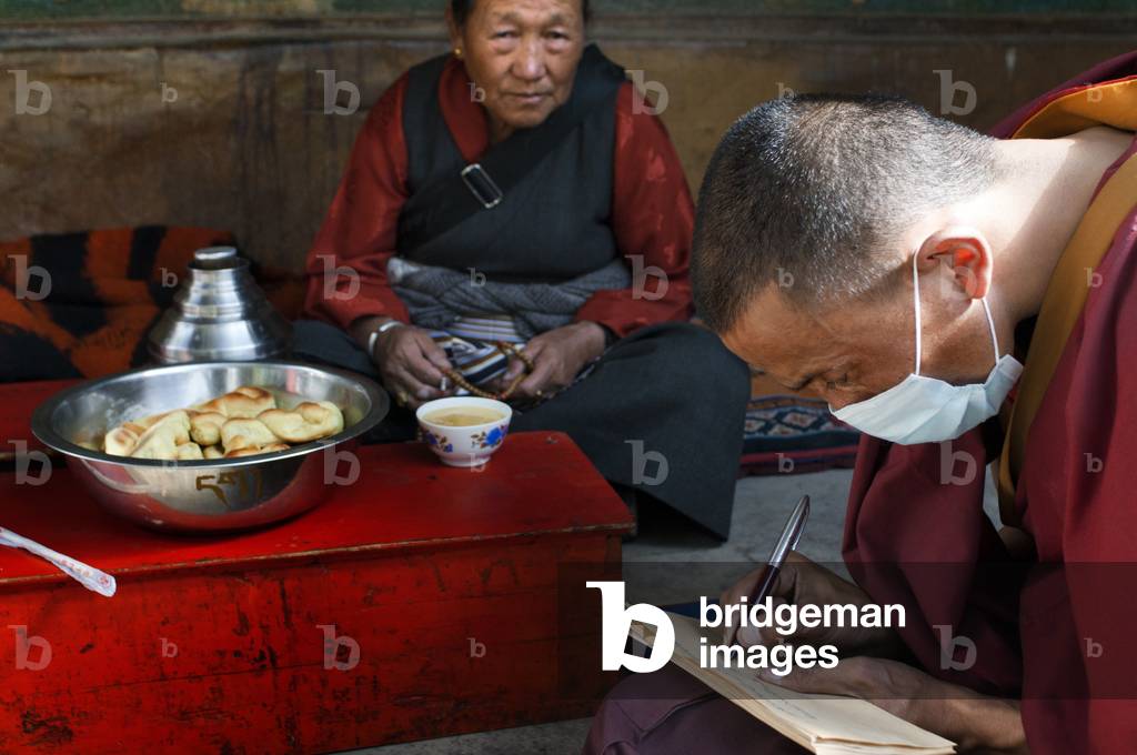 Monks inside Tashilumpo Monastery at Shigatse, Tibet, China (photo)