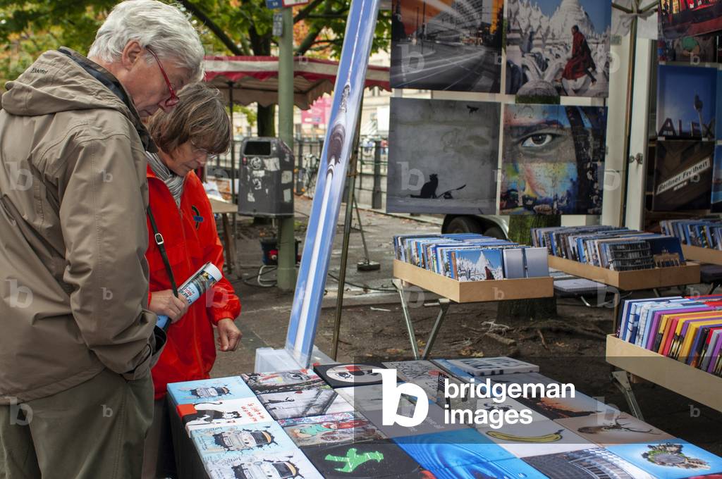 Souvenir painting stall in the Berlin city center Germany (photo)