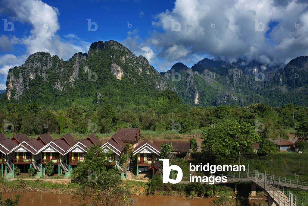 Hotel accommodation next to the Nam Song river next to Vang Vieng village, Laos (photo)
