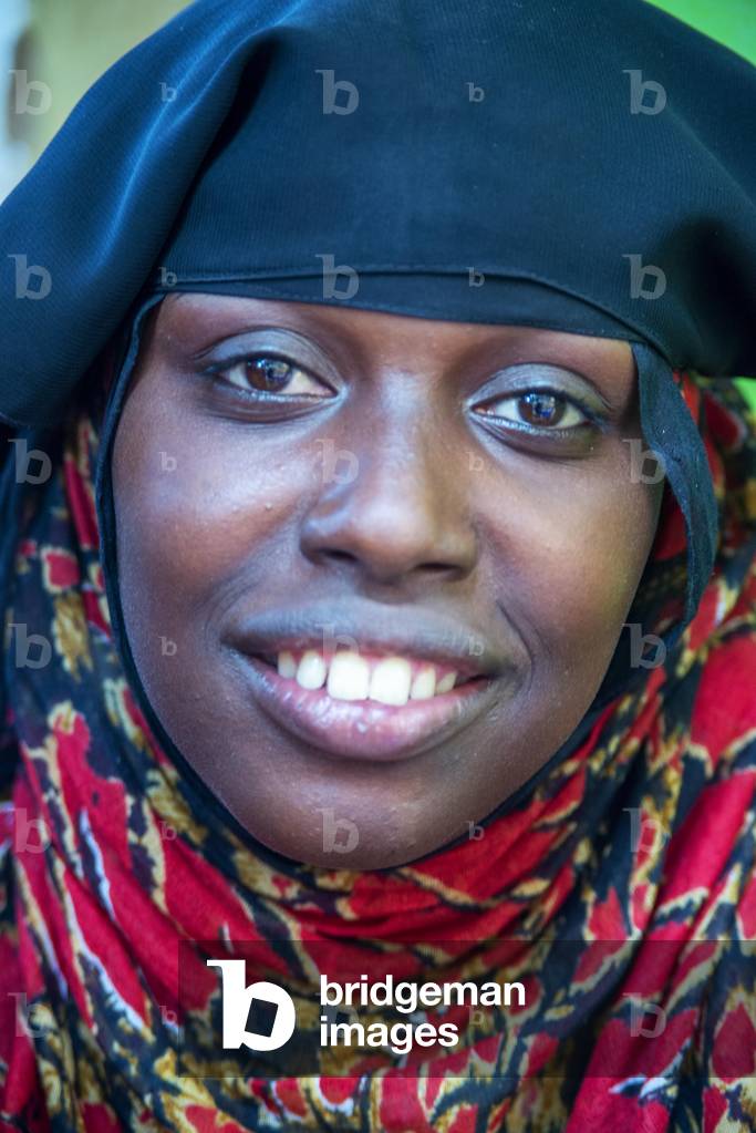 Funy swahili woman portrait in the strees of the city town of Lamu in Kenya, 2020 (photo)