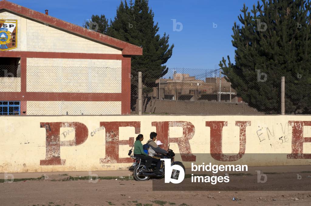 Street scen in a Peruvian altiplano village (photo)