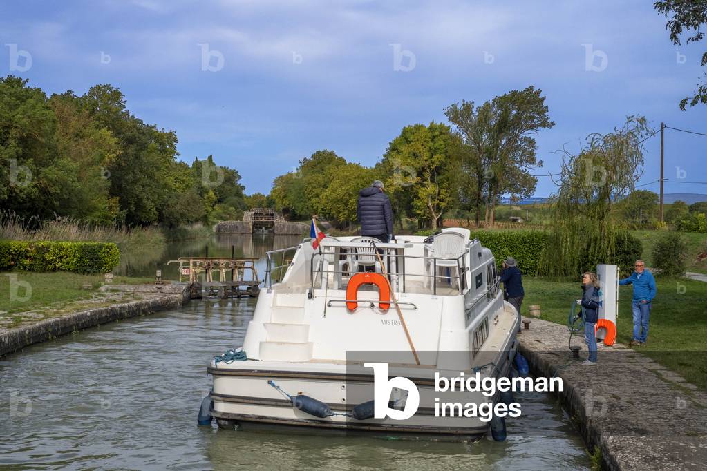 The Canal du Midi, near Carcassonne, French department of Aude, Occitanie Region, Languedoc-Rousillon France, Boats moored on the tree lined canal,  The Herminis lock or Herminis ecluse, 2020 (photo)