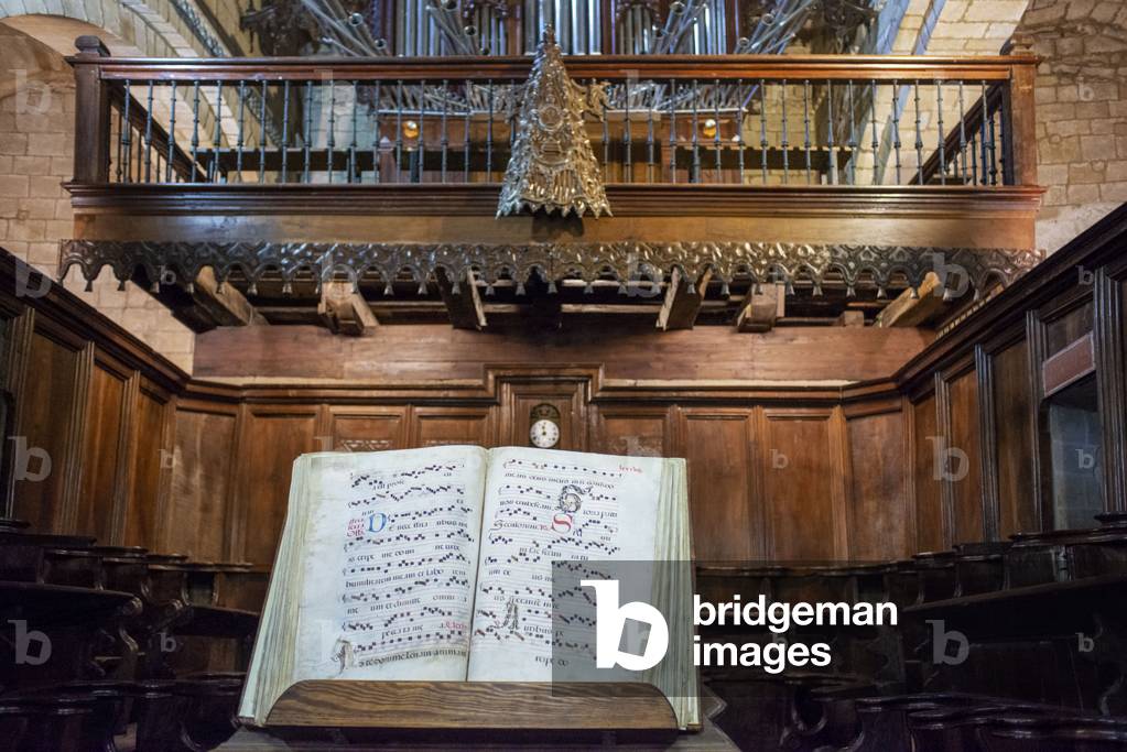 Choir and organ inside the cloister of the La Colegiata de Santa Juliana, NORTH OF SPAIN, 2021 (photo)