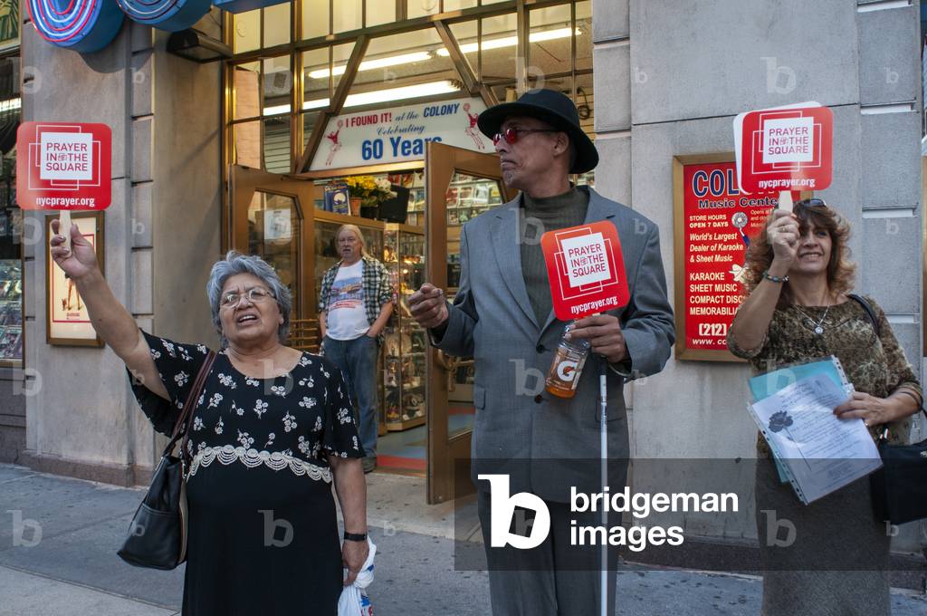 Organized by the Times Square Church into Times Square for a prayer meeting, New York, USA (photo)