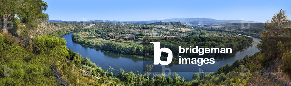 Meander of the river Ebro as it passes through Flix Ribera de Ebro, TARRAGONA, 2021 (photo)