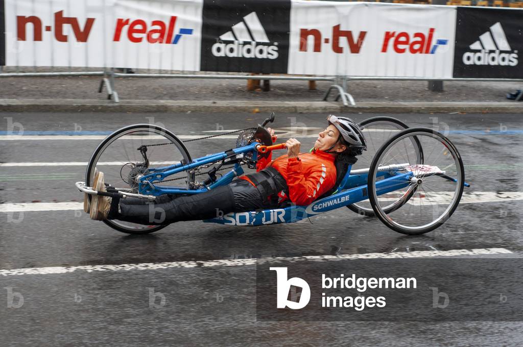 Disabled handbike competitor participant of the Berlin Marathon at kilometer 40, Berlin, Germany, Europe (photo)