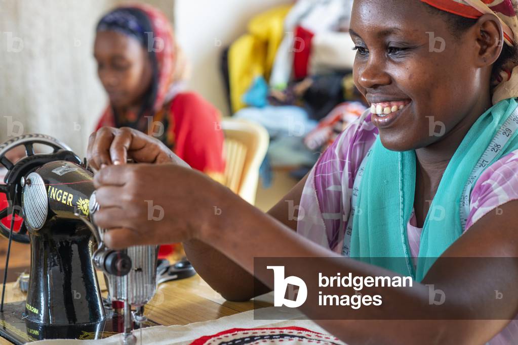 Sewing cloths to make souvenirs, Afrikable spanish NGO in Lamu island Kenya, This association tries to empower women who have been victims of abuse, By making souvenirs that are later sold in the village store and the schooling of their children, 2020 (photo)