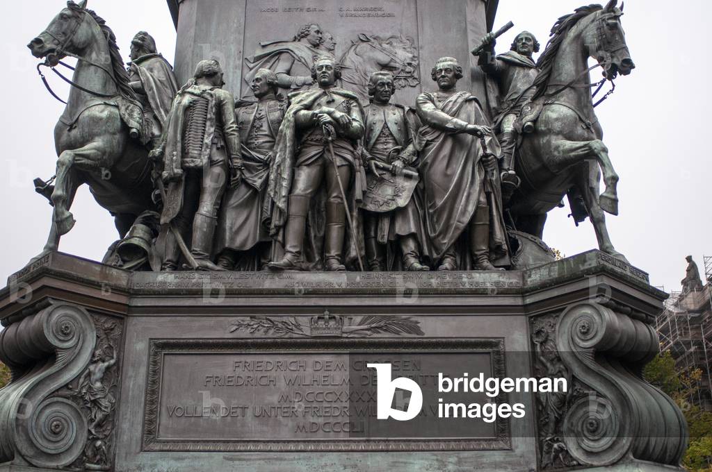Unter den Linden in Berlin mit dem Denkmal Friedrich II., Deutschland 1930er Jahre. The Unter den Linden avenue at Berlin with Friedrich II monument, Germany (photo)