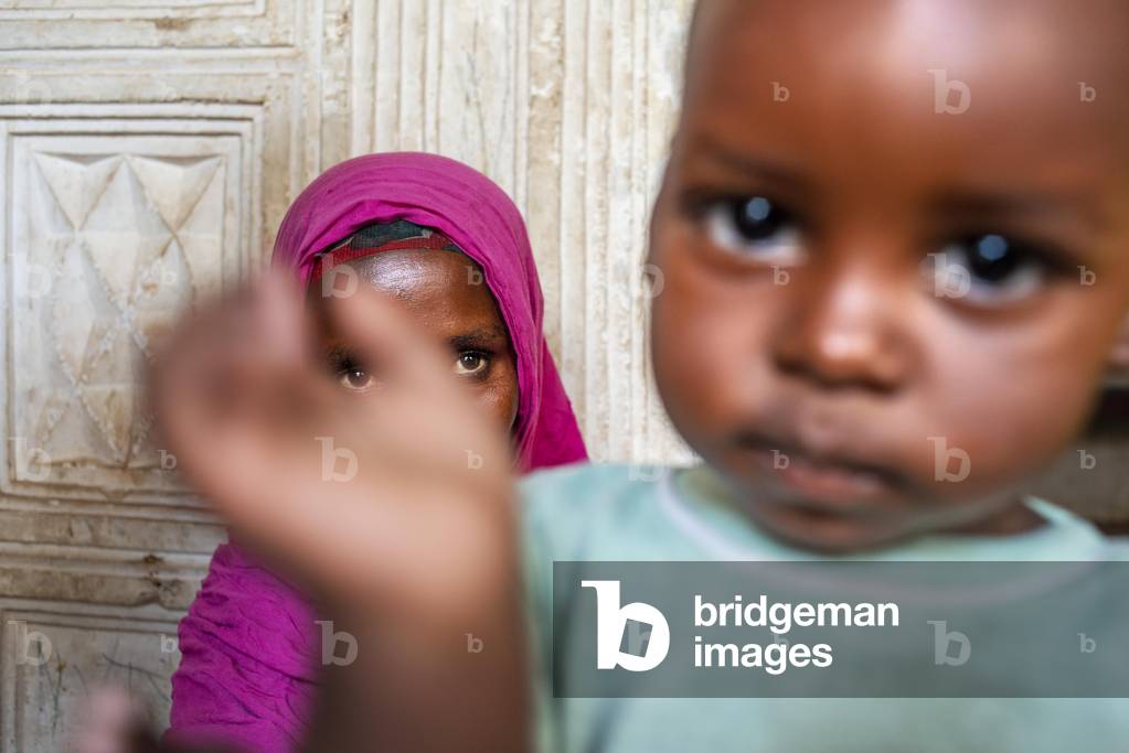 Taking care of the children, Afrikable spanish NGO in Lamu island Kenya, This association tries to empower women who have been victims of abuse, By making souvenirs that are later sold in the village store and the schooling of their children, 2020 (photo)
