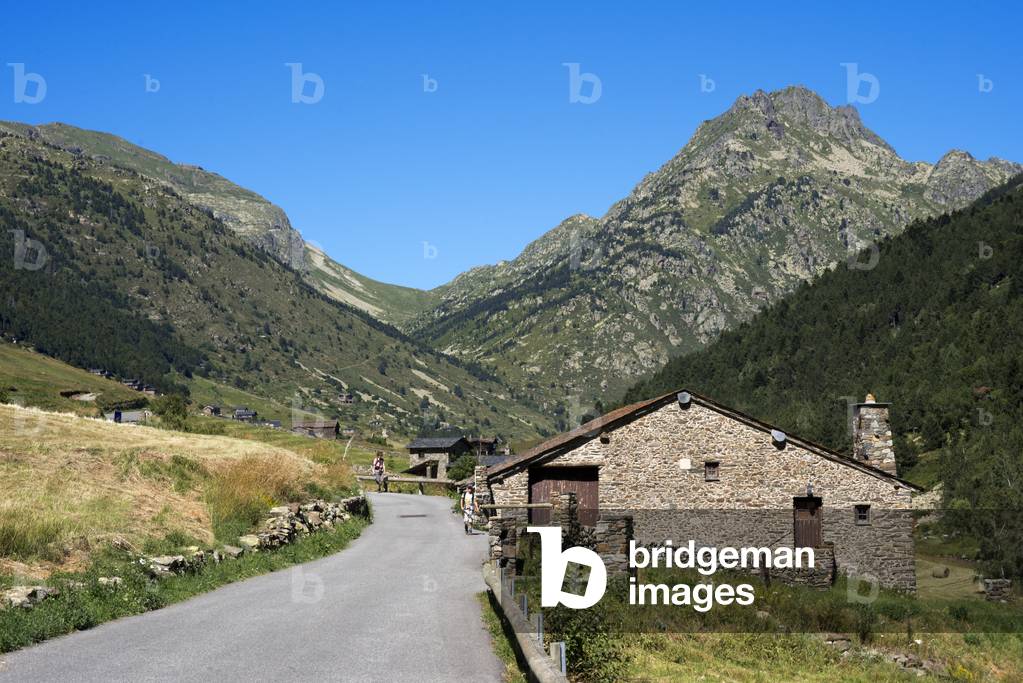 Trekking in the Vall d'Incles between Soldeu and El Tarter, Soldeu, Valira d'Orient, Pyrenees mountain, Andorra (photo)