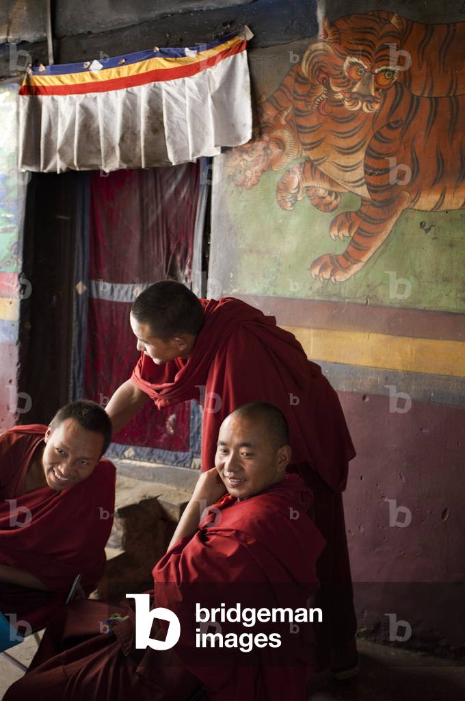 Monks inside Tashilumpo Monastery at Shigatse, Tibet, China (photo)
