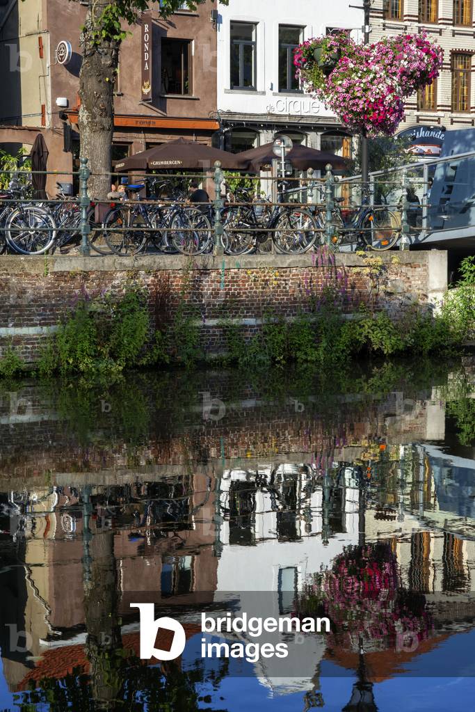 Romantic house facade exterior travel destination sightseeing twillight canal channel waterway boat. Dijle River, Mechelen, Belgium (photo)