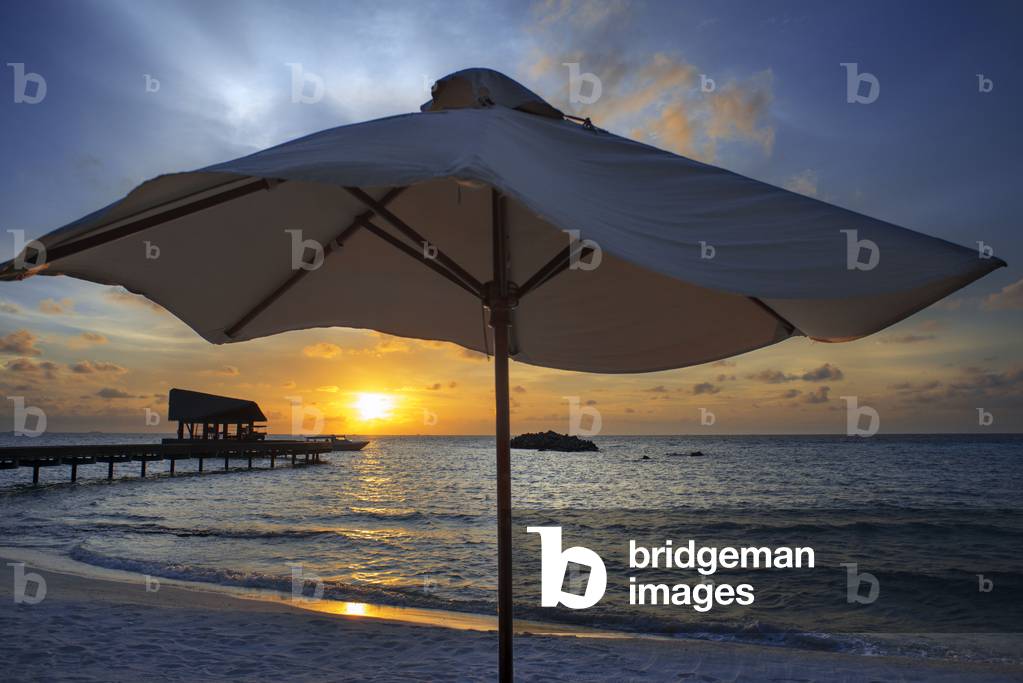 Sunset at the beach in The Residence Hotel and Resort, Gaafu Alifu Atoll, Maldives Islands (photo)