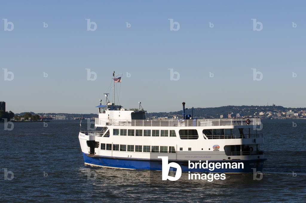 Ship or boat to Statue of Liberty National Monument, Liberty Island, New York, USA (photo)