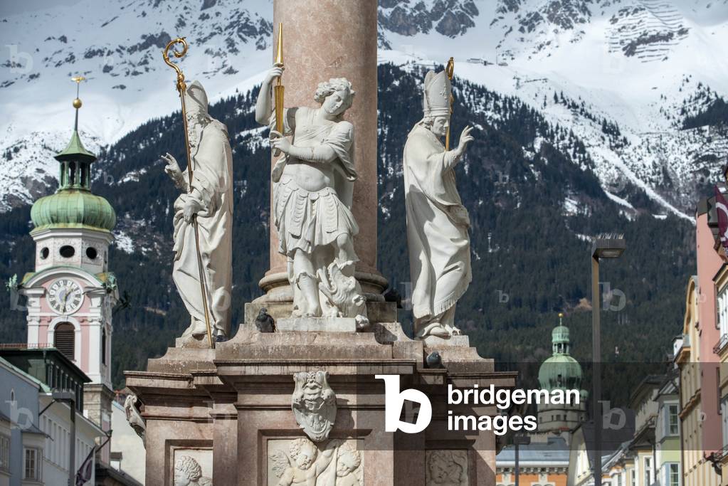 Maria-Theresien-Strasse Maria Theresa Street with the Annasaule St, Anna's Column, one of the busiest streets in the city of Innsbruck, Tyrol, Austria, 2020 (photo)