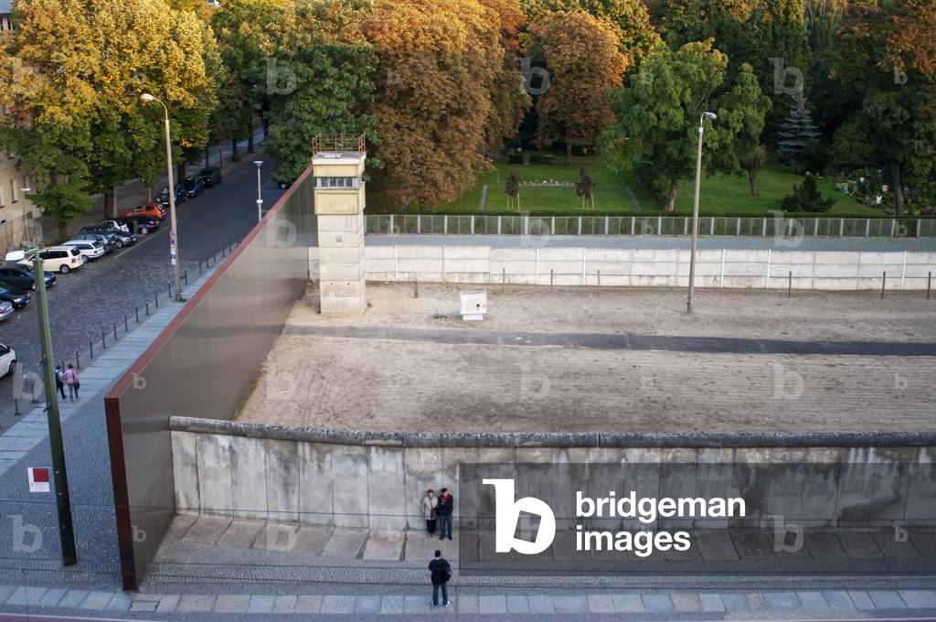 Berlin Wall Memorial - memorial for victim of the wall Ernst Mundt next to part of the original wall in Bernauerstrasse (photo)