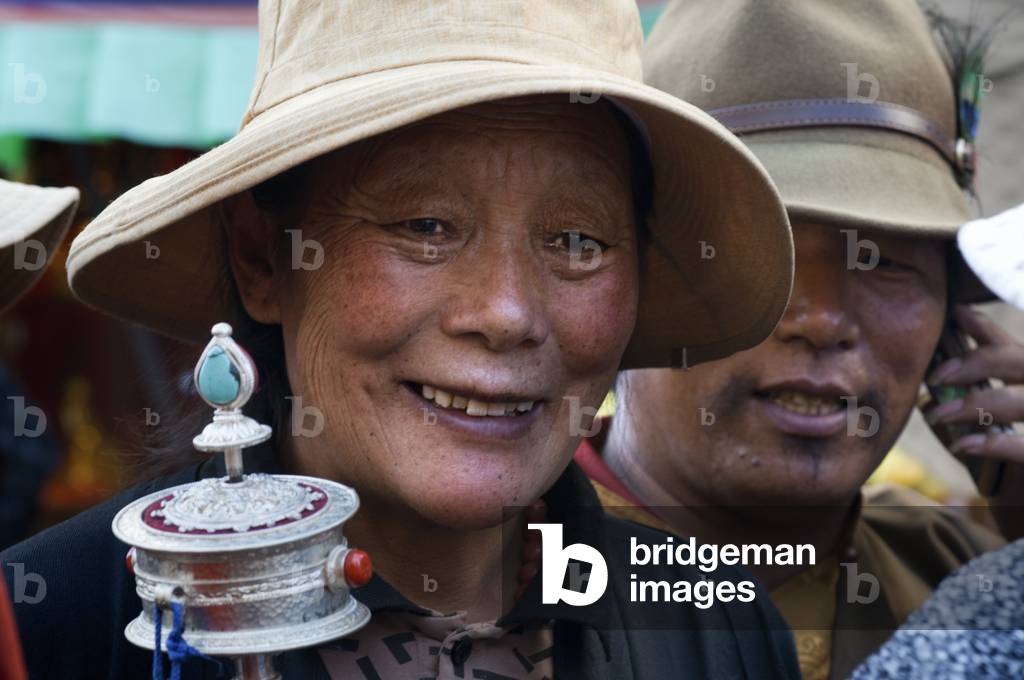 Tibetan buddhist devotees doing the Kora clockwise circumambulation around Jokhang temple, Lhasa Tibet (photo)