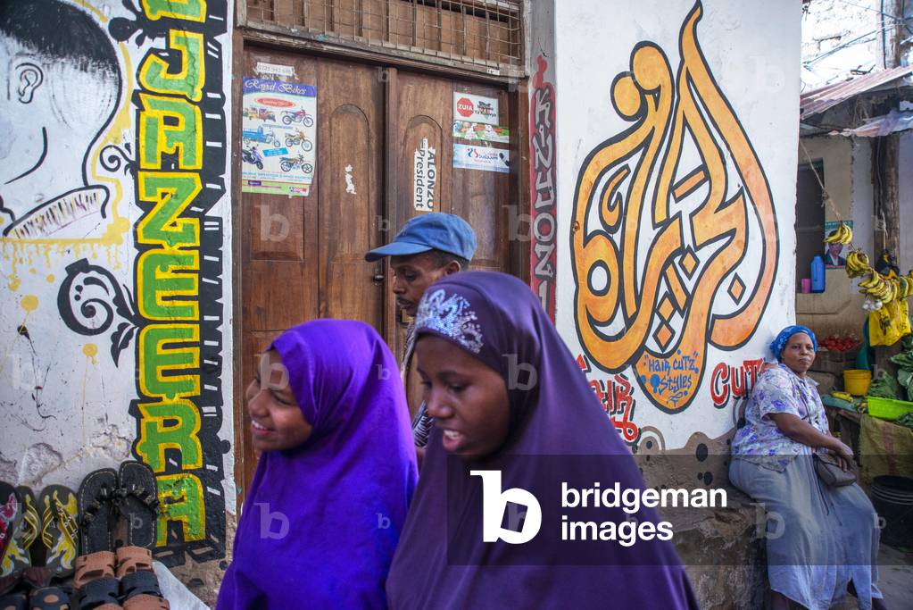 Local people small shops and houses and narrow strees of the city town of Lamu in Kenya, 2020 (photo)
