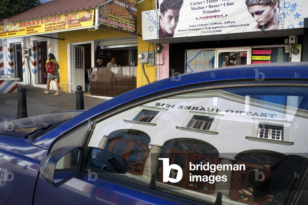 Street Scene, Juarez theater in La Paz, Sea of Cortez, Baja California, Mexico (photo)