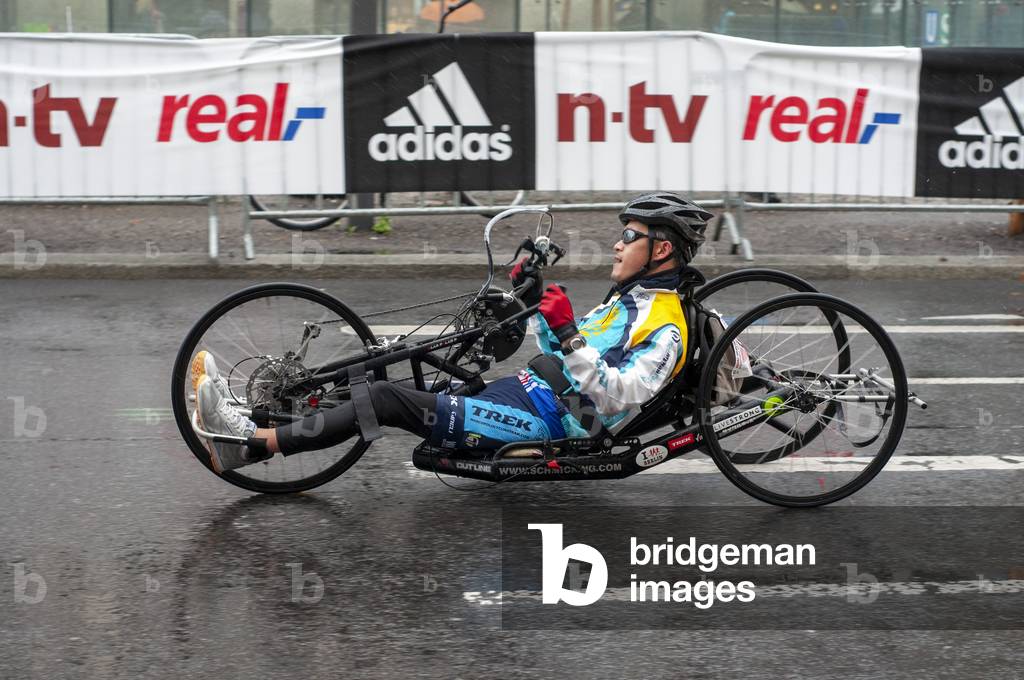 Disabled handbike competitor participant of the Berlin Marathon at kilometer 40, Berlin, Germany, Europe (photo)