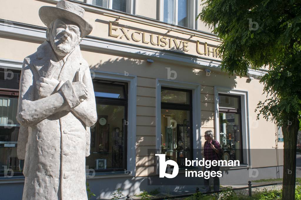 Sculpture of Heinrich Zille, Nikolai Quarter, Berlin, Germany (photo)