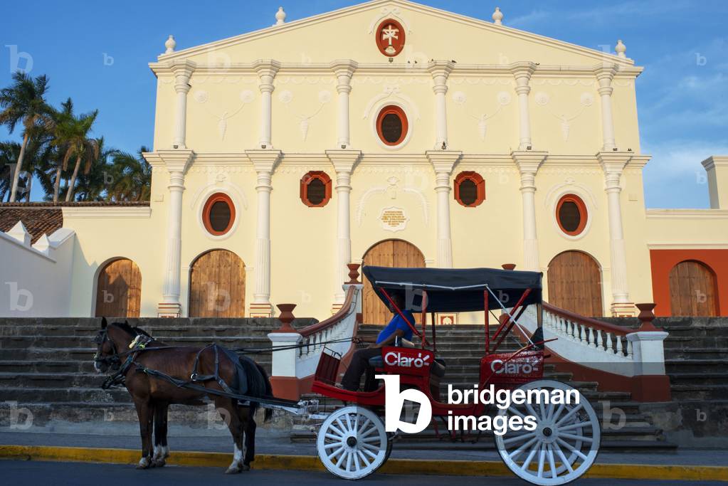 Horse drawn carriages next to La Merced church in the Spanish colonial city of Granada Nicaragua, Central America, America (photo)