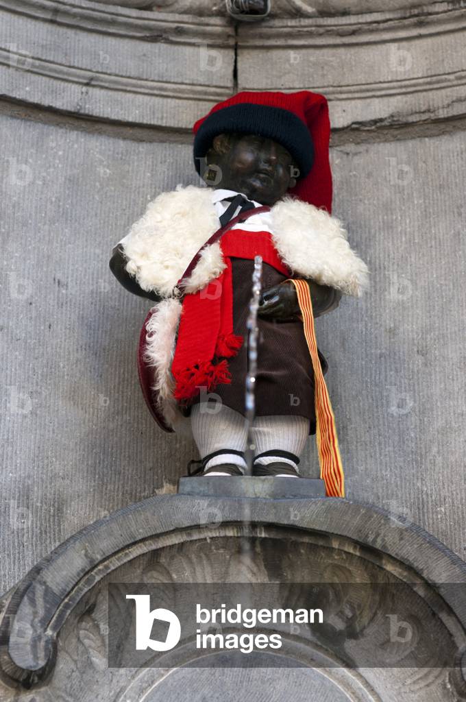Manneken Pis fountain dressed like a catalonian (castellers from Vilafranca) in Brussels, Belgium (photo)