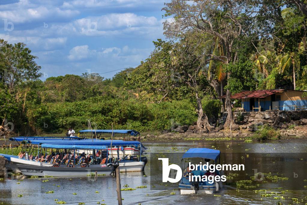 Isletas de Granada, islands in Lake Nicaragua with private home and boaters, Nicaragua, Central America, America (photo)