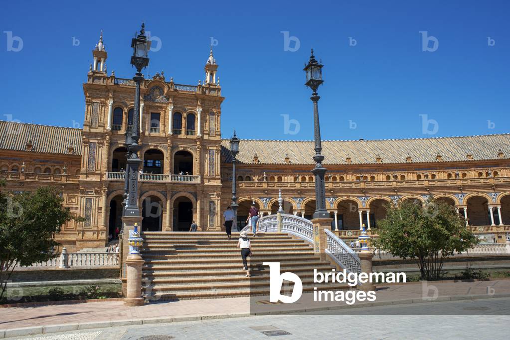 Plaza de Espana Seville, view of people walking through the Plaza de Espana in Seville (Sevilla) on a summer afternoon, Andalucia, Spain (photo)