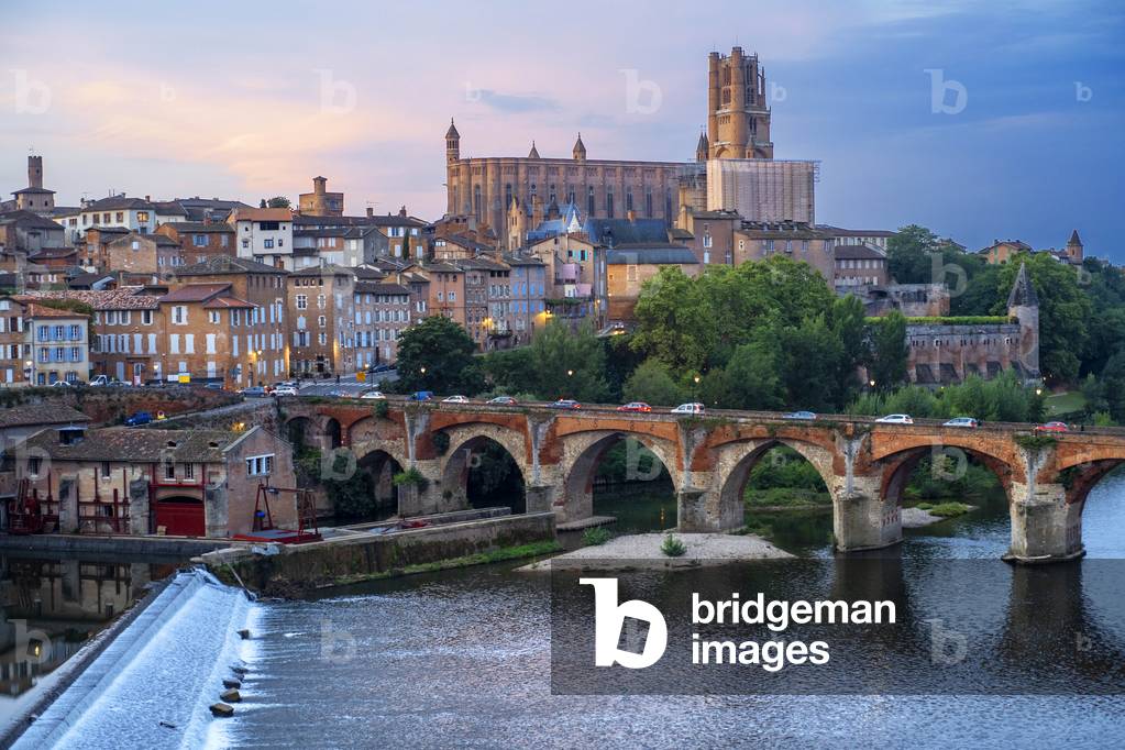 The Tarn River crossing Albi town, Pont Vieux bridge and the Church of Notre Dame du Breuil in Tarn village, Occitanie Midi Pyrenees France, 2020 (photo)